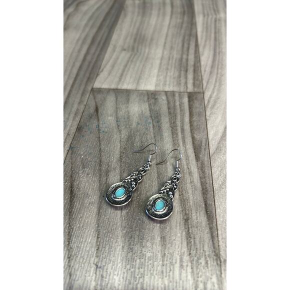 Beautiful light weight blue and silver earrings - Picture 3 of 3